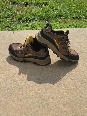 Merrell Men’s Brown Trail Sneakers with Yellow Accents